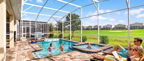 Alberca al aire libre y alberca climatizada