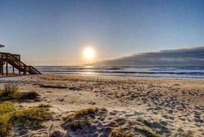 Oceanfront 5 bed Ocean's Inn-tuition. Elevator! Hot Tub