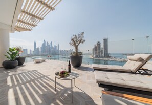 Terrace/patio - Jaw-dropping 3BR Apt W/Seaview & Private Pool (Dubai)