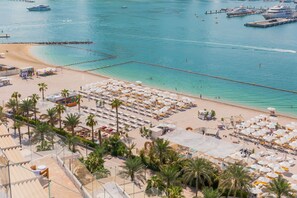 Beach nearby - Jaw-dropping 3BR Apt W/Seaview & Private Pool (Dubai)