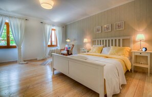 4 habitaciones, tabla de planchar con plancha y cuna de viaje 