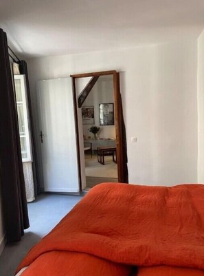 1 間睡房、房內夾萬、書桌、免費 Wi-Fi