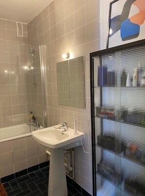 提供毛巾、番梘、廁紙