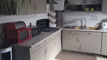 Een koelkast, een microgolfoven, een oven, een kookplaat