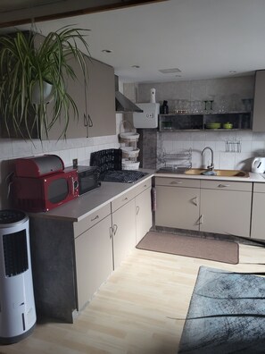 Kjøleskap, mikrobølgeovn, ovn og kokeplater