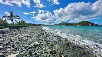 En la playa, sillas reclinables de playa, toallas de playa