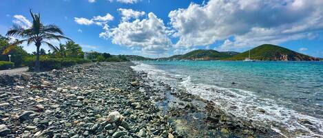 På stranden, solsenger og strandhåndklær