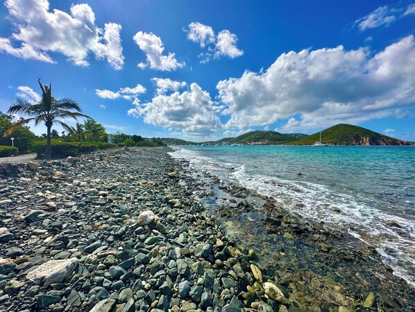 På stranden, solsenger og strandhåndklær