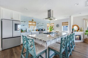 Fridge, microwave, oven, stovetop - Luxury Ocean View Condo Steps To The Sand | VIEWS (Manhattan Beach)