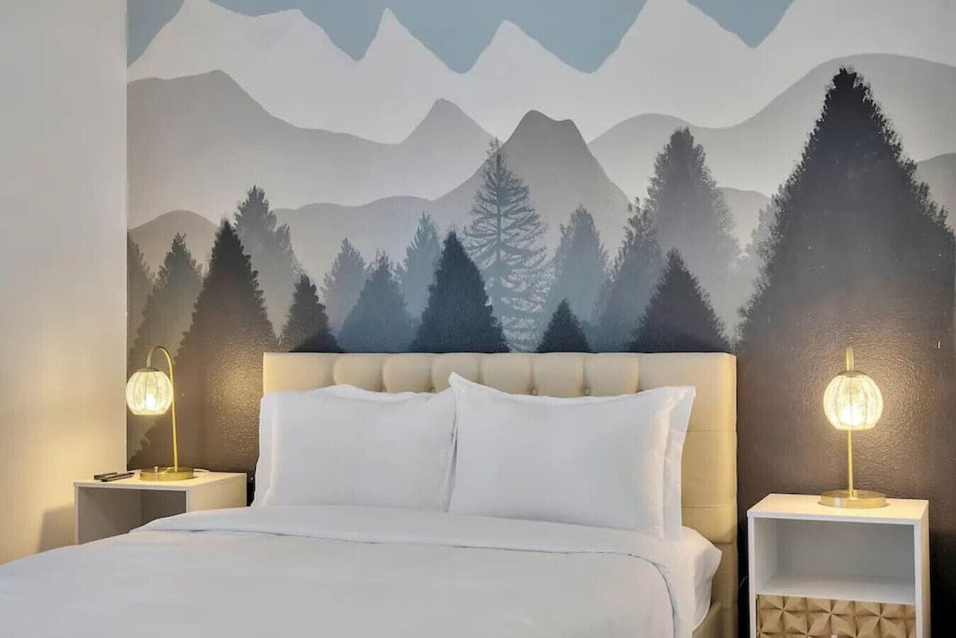 6 bedrooms, desk, iron/ironing board, travel crib