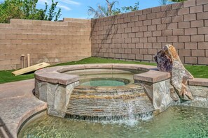 Outdoor spa tub - New Pool & Spa Home | GameRoom | FirePit | Stylish (Indio)