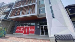 A modern building with a prominent entrance, large windows, and a unique architectural design. - Perfect Studio Downtown Sidney (Victoria)