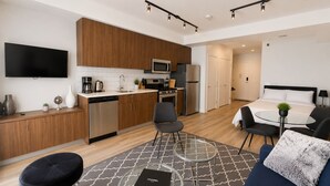 A modern apartment with a kitchen, dining area, and living room. - Perfect Studio Downtown Sidney (Victoria)