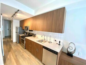 Réfrigérateur, micro-ondes, plaque de cuisson, lave-vaisselle