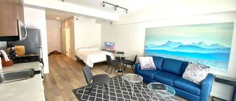 Planxa i posts de planxar, wifi i roba de llit