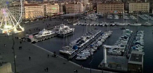 Joyau Marseillais: T2 Confort sur la Historique Place aux Huiles