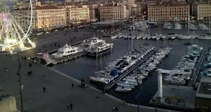 Joyau Marseillais: T2 Confort sur la Historique Place aux Huiles