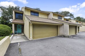 Exterior - Latitude Adjustment-One block from the beach, shared pool, one dog allowed. (Fernandina Beach)