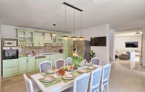 Réfrigérateur, four, lave-vaisselle, cafetière/bouilloire