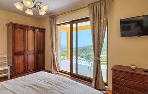 3 bedrooms, iron/ironing board, travel crib, free WiFi