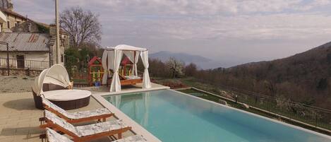 Een verwarmd zwembad