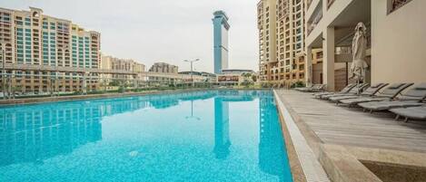 Una piscina al aire libre