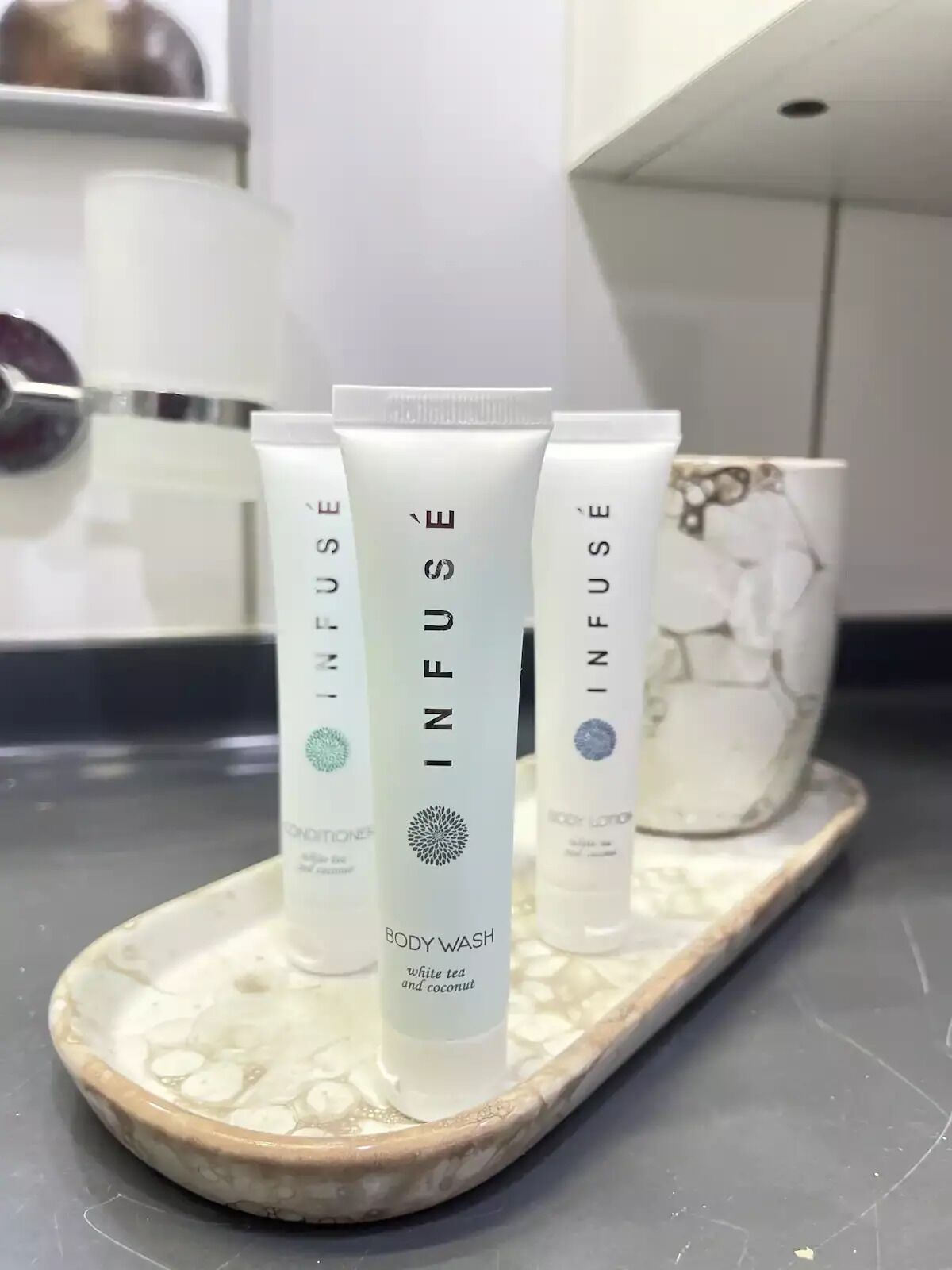 Douche, sèche-cheveux, serviettes fournies, savon