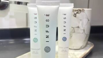 Chuveiro, secador de cabelo, toalhas de banho, sabonete