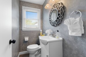 Chuveiro, secador de cabelo, toalhas de banho, sabonete