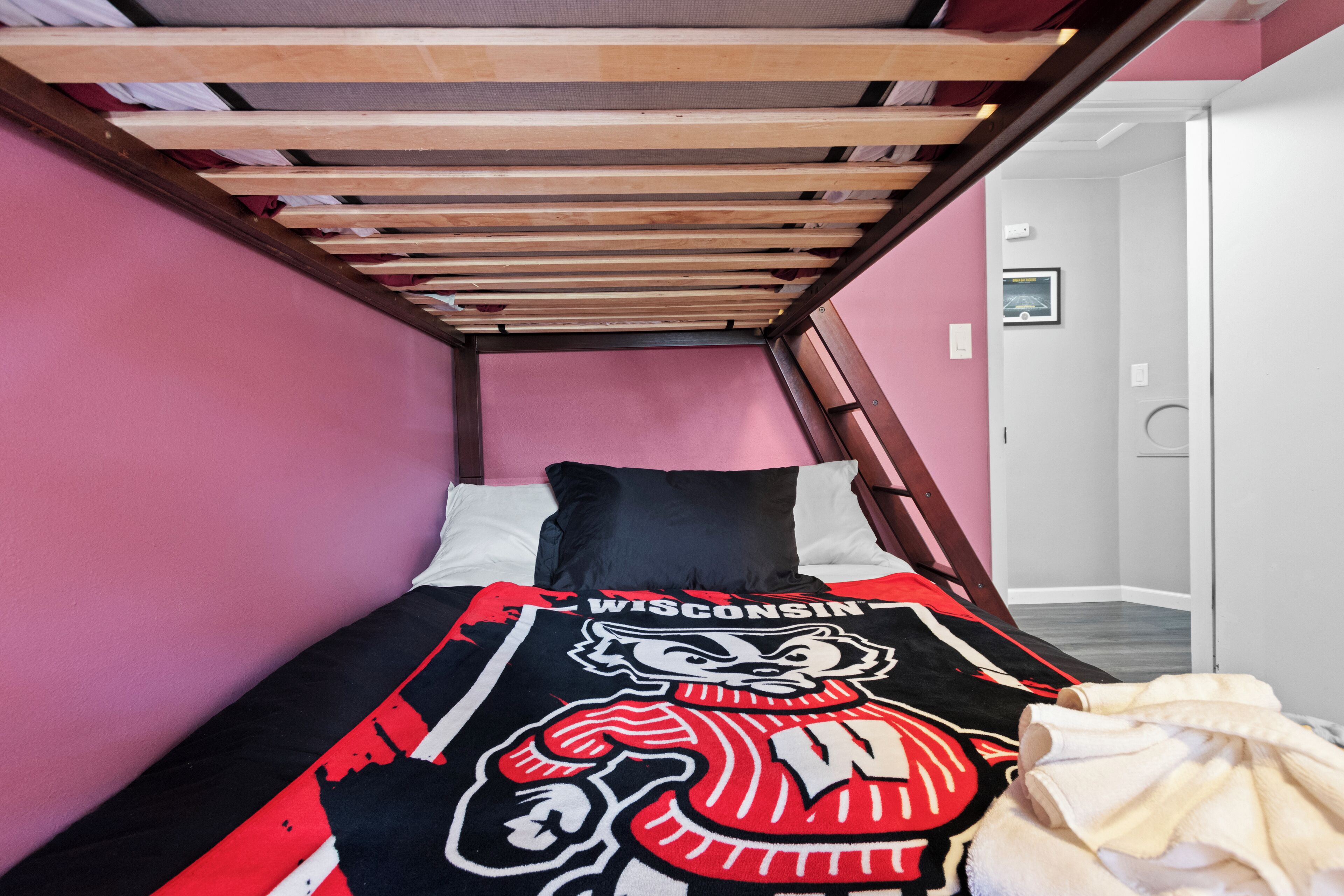3 bedrooms, iron/ironing board, WiFi (free), bed sheets