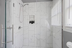 Shower, hair dryer, towels, soap - The Lemon House  (Green Bay)
