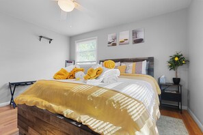 3 bedrooms, iron/ironing board, free WiFi, bed sheets - The Lemon House  (Green Bay)