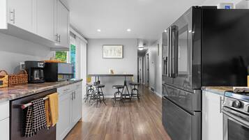 Refrigerador, microondas, horno y parrilla de estufa