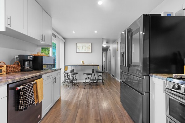 Kühlschrank, Mikrowelle, Ofen, Herdplatte