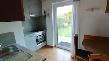 Fridge, oven, stovetop, coffee/tea maker