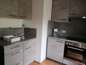 Kühlschrank, Ofen, Herdplatte, Wasserkocher mit Kaffee-/Teezubehör