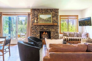 Télévision, cheminée