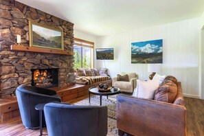 Télévision, cheminée