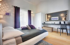 4 quartos, ferros/tábuas de passar roupa, berço de viagem