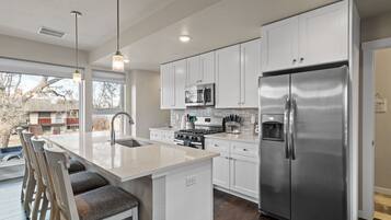 Refrigerador, microondas, horno y parrilla de estufa