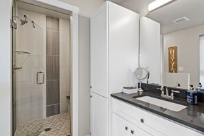 Douche, séchoir à cheveux, serviettes fournies, savon