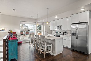 冷蔵庫、電子レンジ、オーブン、コンロ