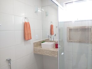Dusche, Haartrockner, Seife, Toilettenpapier