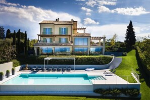 Pool - Villa in Civitanova Alta with 6 bedrooms sleeps 12 (Civitanova Alta)