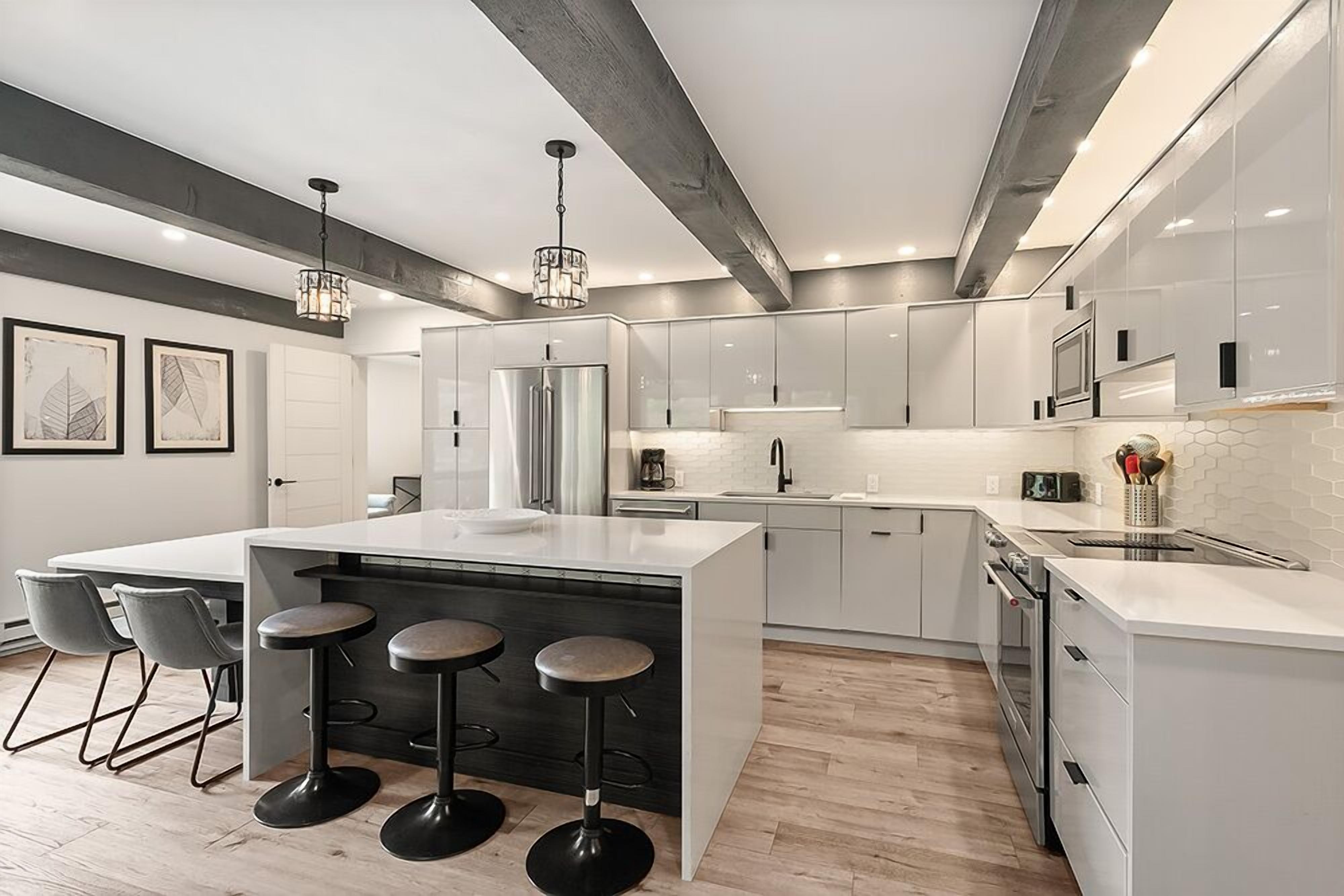 Luxury Condo, 3 Bedrooms, Patio, Mountain View (110) | Living area