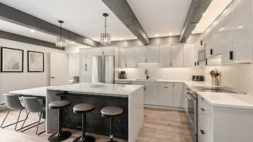 Luxury Condo, 3 Bedrooms, Patio, Mountain View (110) | Living area | 42-inch flat-screen TV with cable channels, fireplace