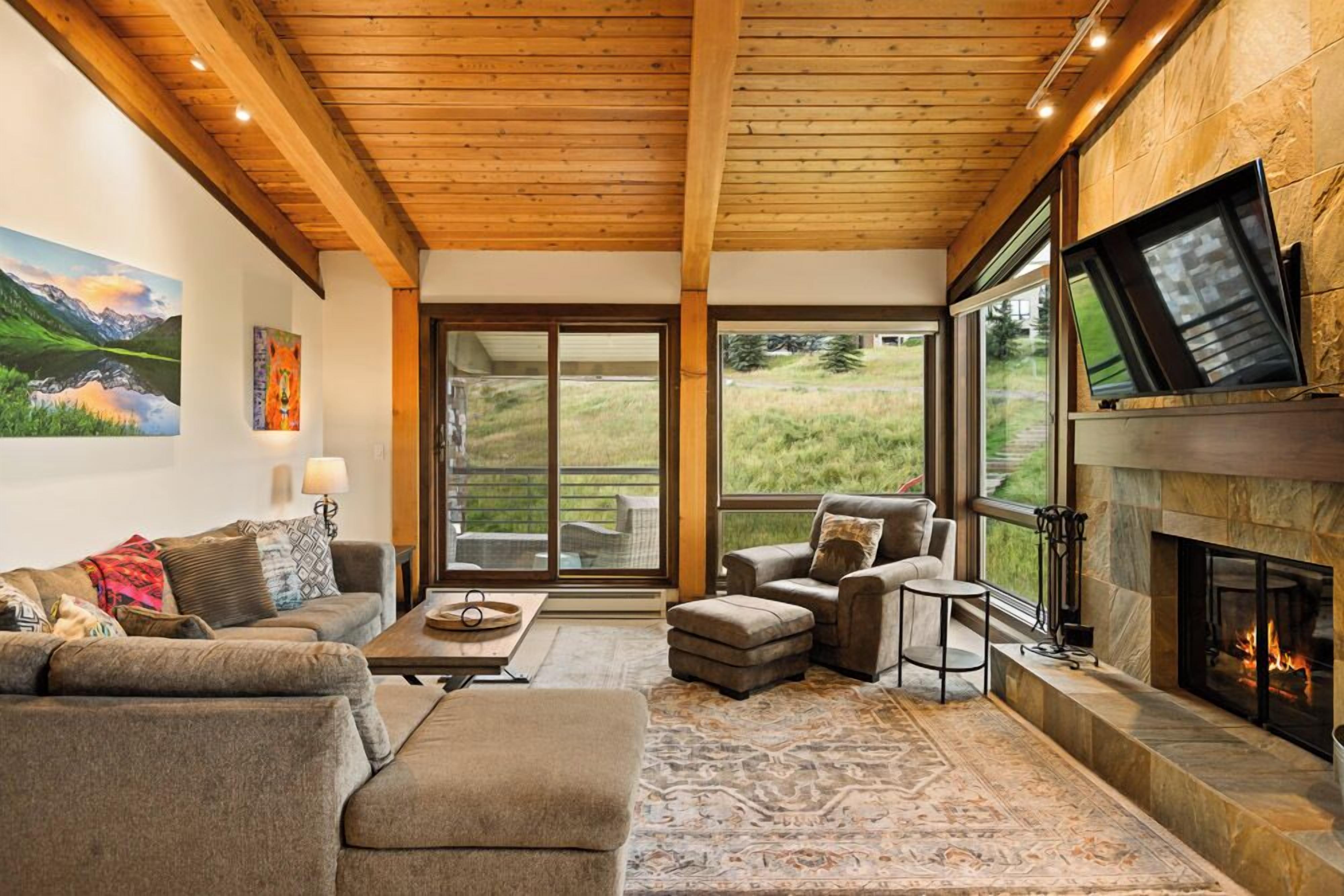 デラックス コンドミニアム 2 ベッドルーム バルコニー マウンテンビュー (312) | リビング エリア | 42 インチの薄型テレビ (ケーブル放送視聴可)、暖炉