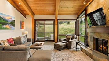 Deluxe-huoneisto, 2 makuuhuonetta, parveke, vuoristonäköala (312) | Oleskelualue | 42–tuumainen taulutelevisio, jossa kaapelikanavat