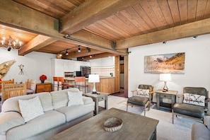 Appartamento Deluxe, 3 camere da letto, balcone, vista montagna (208) | Area soggiorno | TV a schermo piatto 42 pollici con canali via cavo, caminetto
