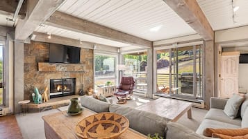 Standard Condo, 3 Bedrooms, Balcony, Mountain View (207) | Living area | 42-inch flat-screen TV with cable channels, fireplace